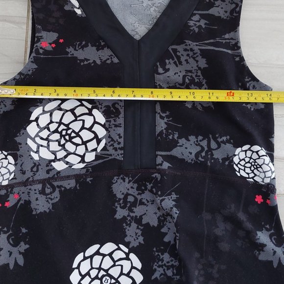 Lululemon Deep V-neck Yoga Tank Black& White Floral, Size 2/XS - Picture 6 of 6